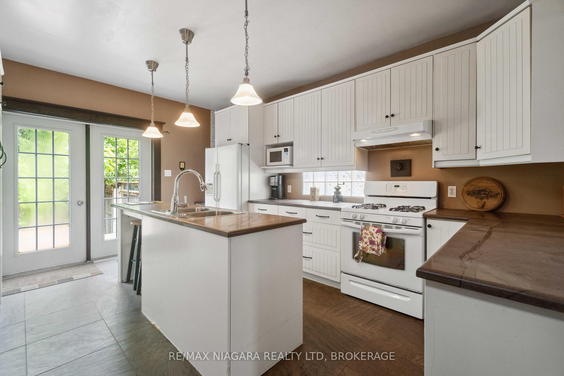 Photo 13 of 99 Vale Avenue, St. Catharines, Downtown — HOMEH