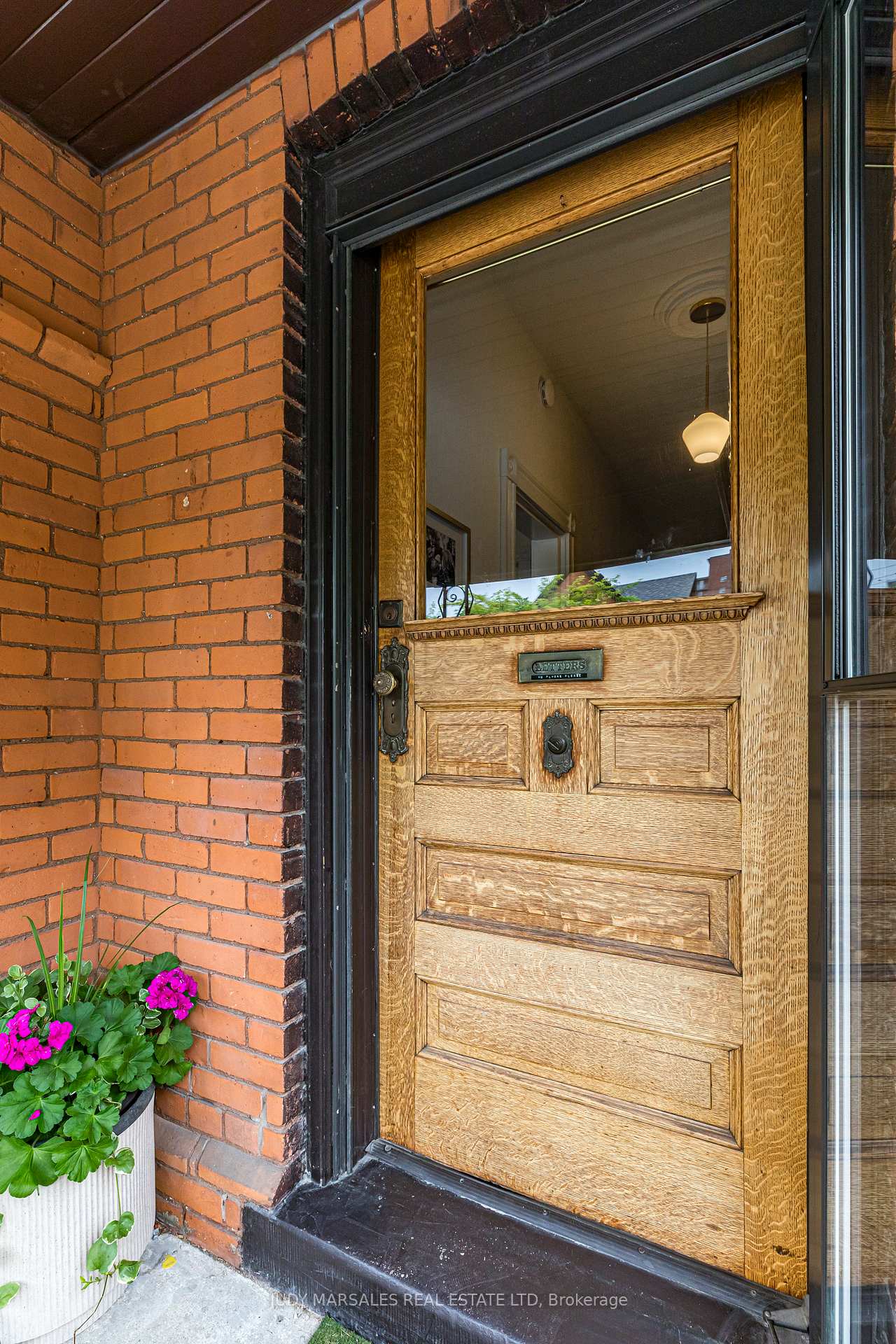 Photo 3 of 165 Walnut Street S, Hamilton, Corktown — HOMEH