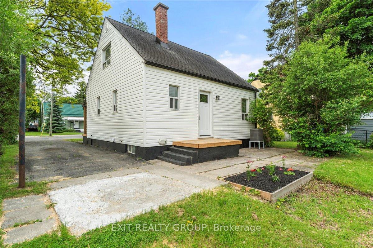 Photo 2 of 220 Pine Street, Belleville, Belleville Ward — HOMEH