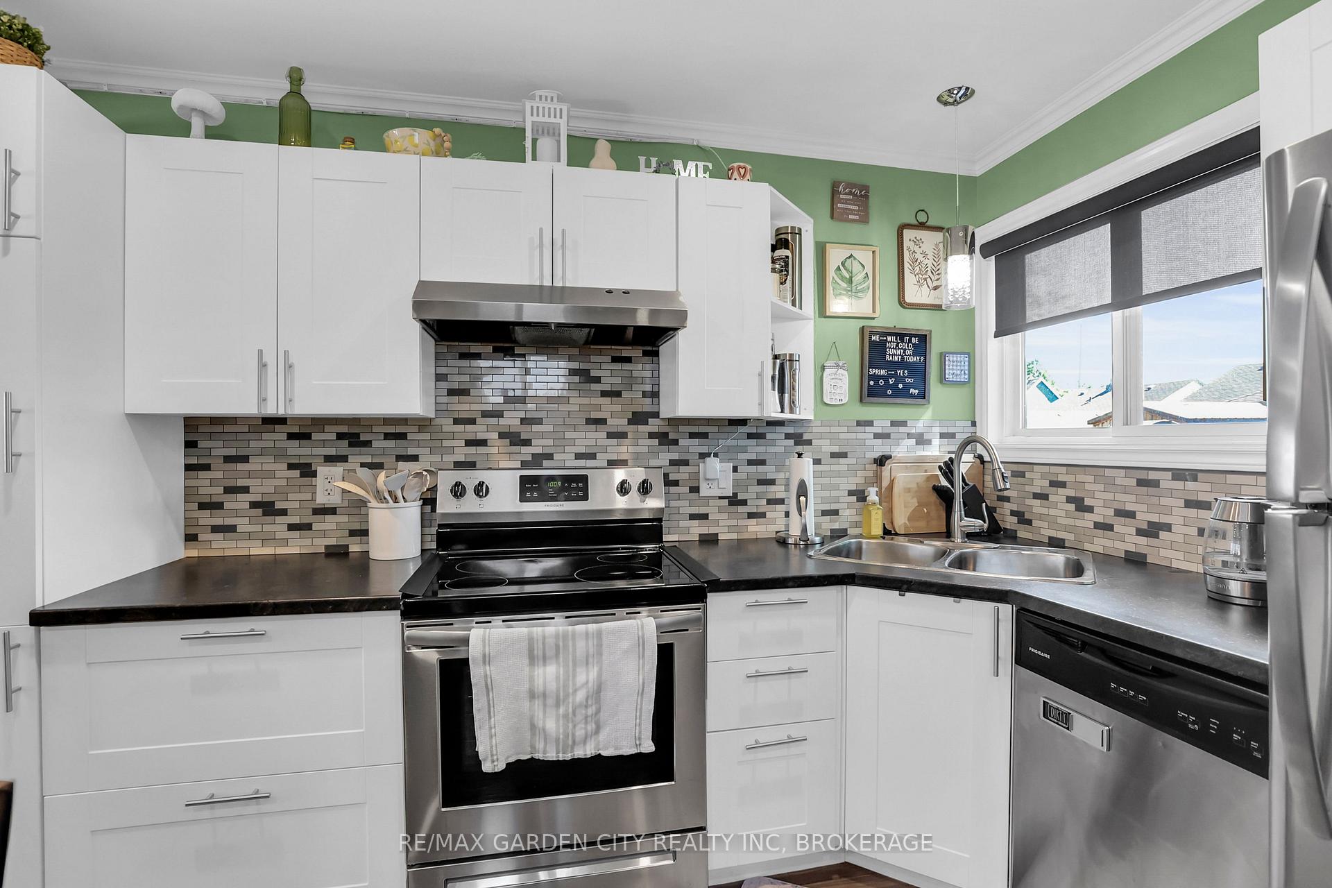 Photo 7 of 32 Sherbourne Street, St. Catharines, Facer — HOMEH