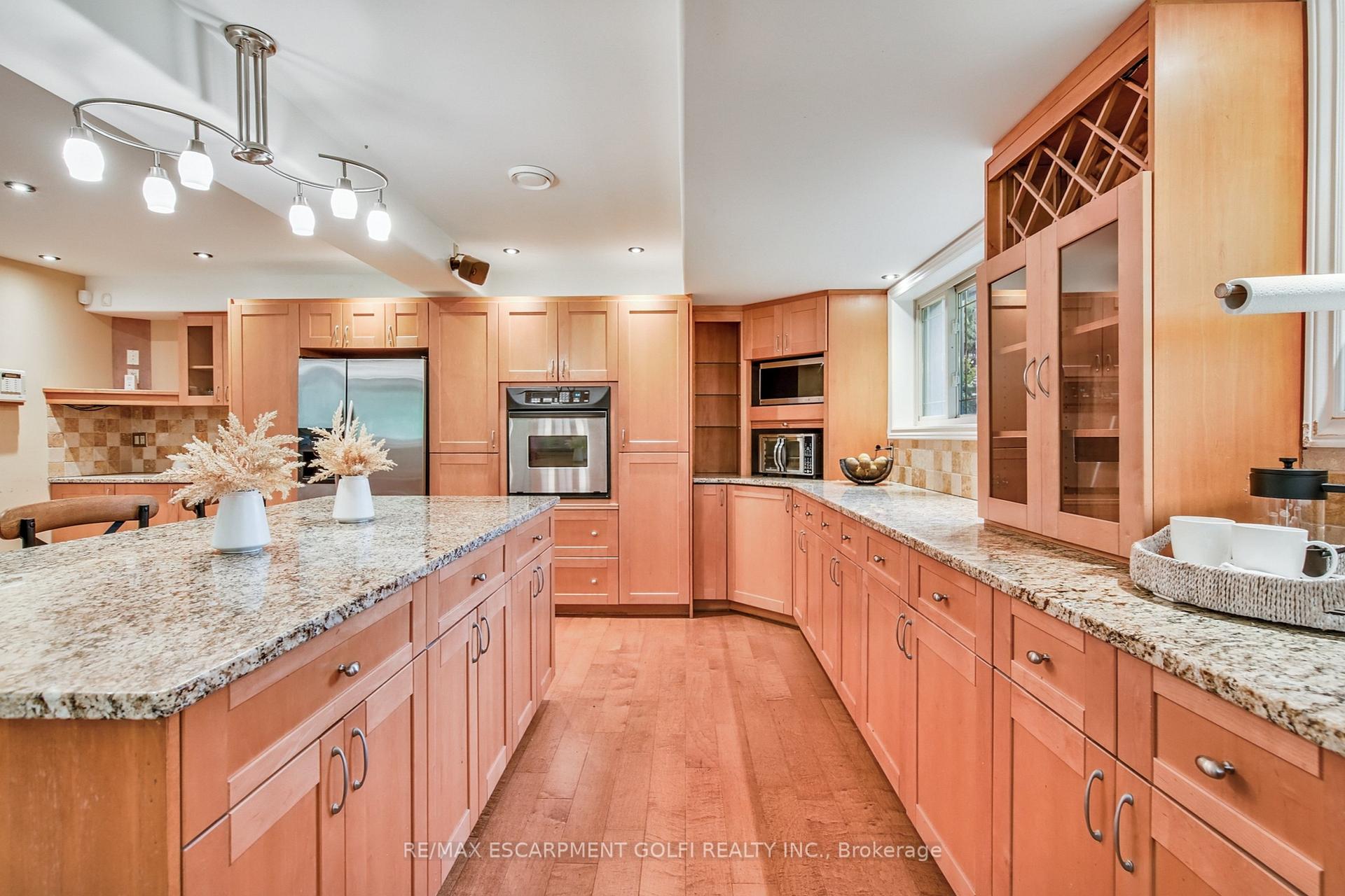 Photo 10 of 693 Powerline Road, Hamilton, Rural Ancaster — HOMEH
