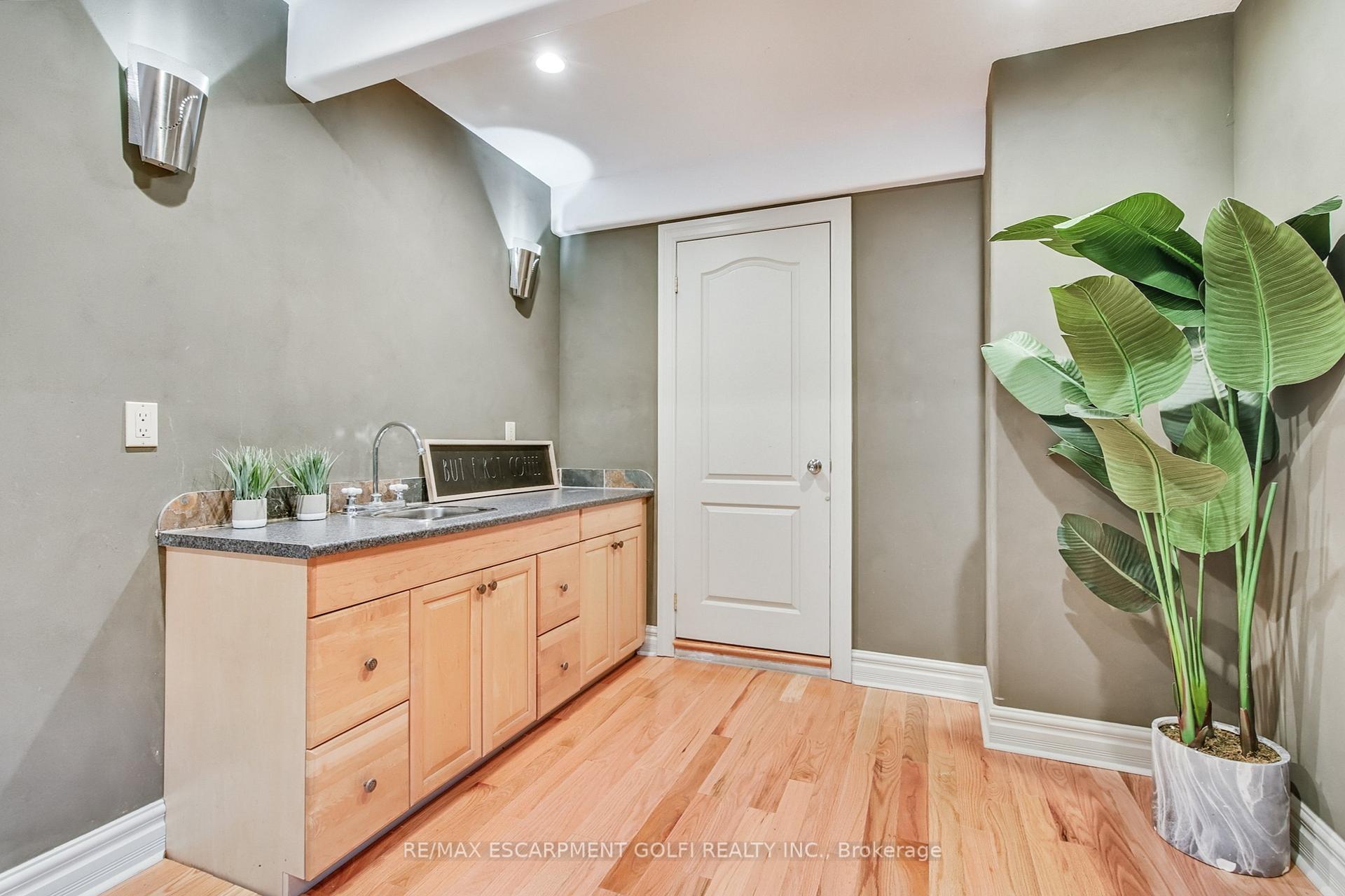 Photo 23 of 693 Powerline Road, Hamilton, Rural Ancaster — HOMEH