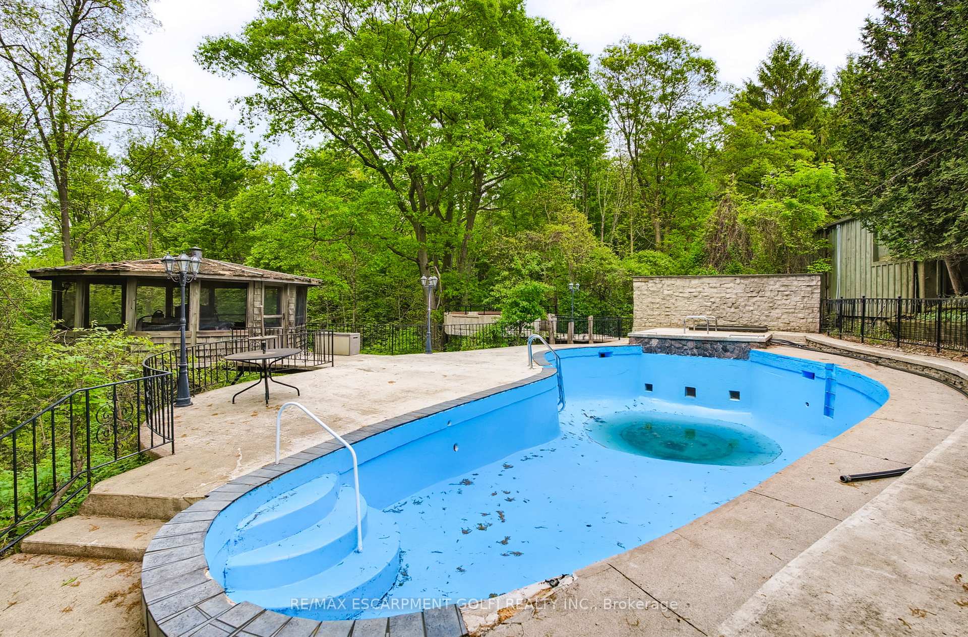 Photo 35 of 693 Powerline Road, Hamilton, Rural Ancaster — HOMEH