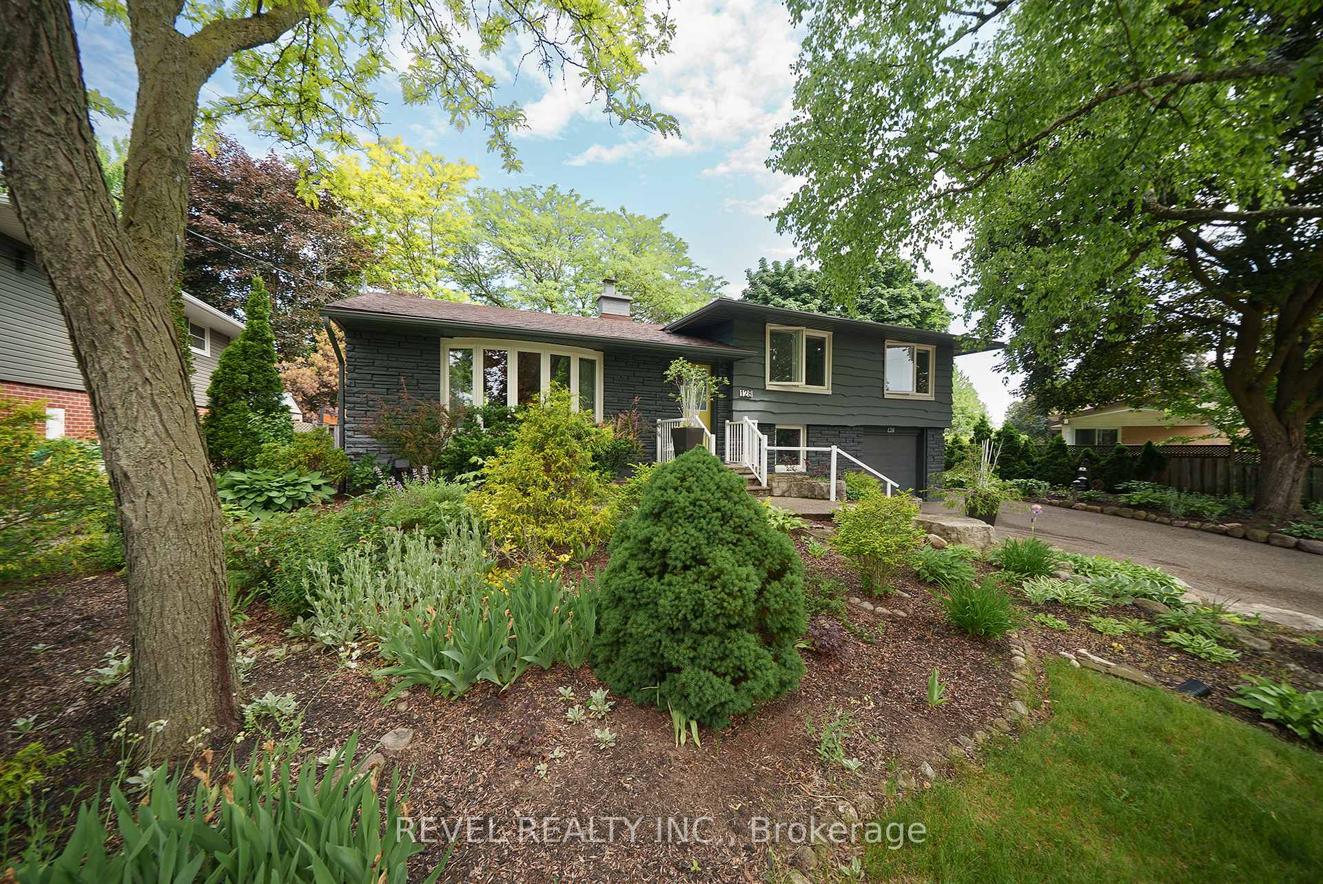 Photo 2 of 128 Blueridge Avenue, Kitchener — HOMEH