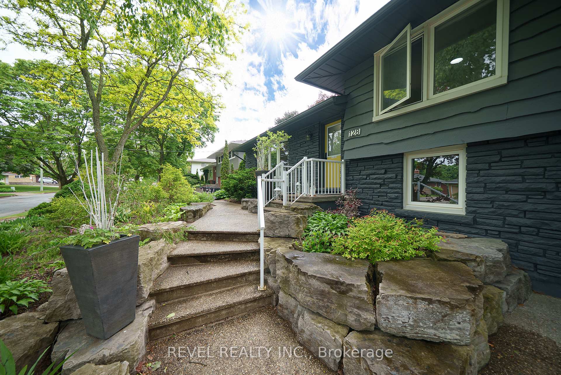 Photo 4 of 128 Blueridge Avenue, Kitchener — HOMEH