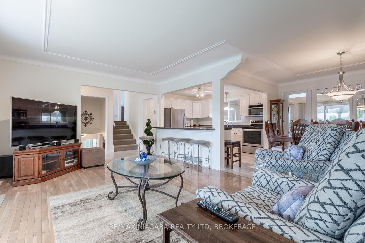 Photo 6 of 48 Lockview Crescent, St. Catharines, Bunting/Linwell — HOMEH
