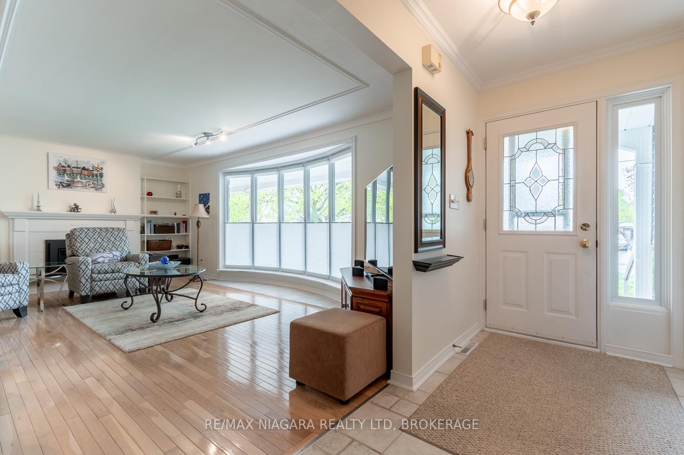 Photo 5 of 48 Lockview Crescent, St. Catharines, Bunting/Linwell — HOMEH
