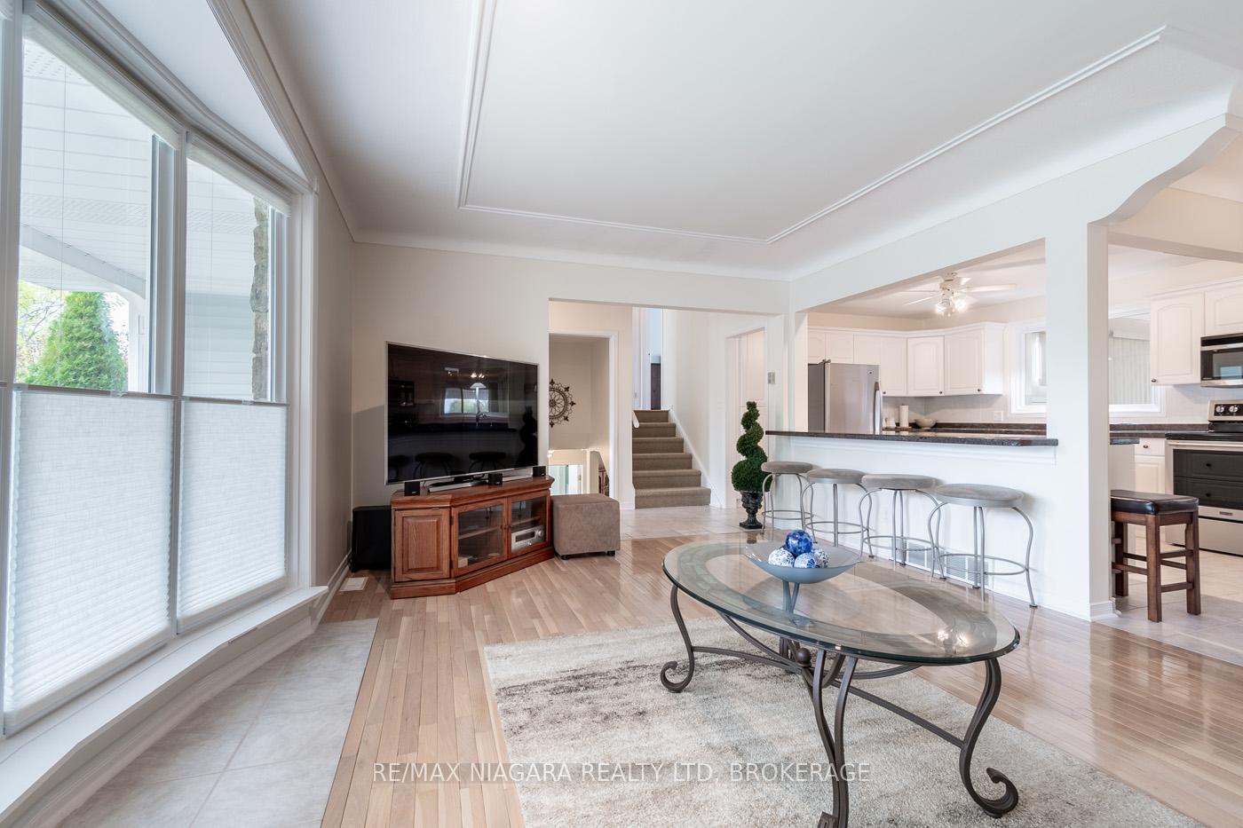 Photo 7 of 48 Lockview Crescent, St. Catharines, Bunting/Linwell — HOMEH
