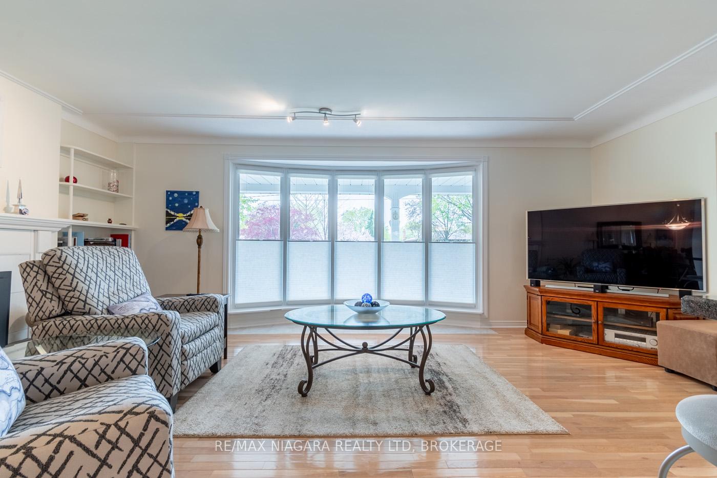 Photo 11 of 48 Lockview Crescent, St. Catharines, Bunting/Linwell — HOMEH