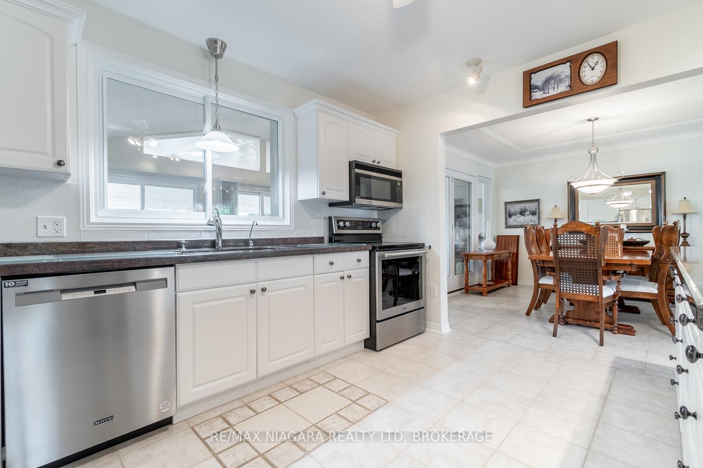 Photo 10 of 48 Lockview Crescent, St. Catharines, Bunting/Linwell — HOMEH