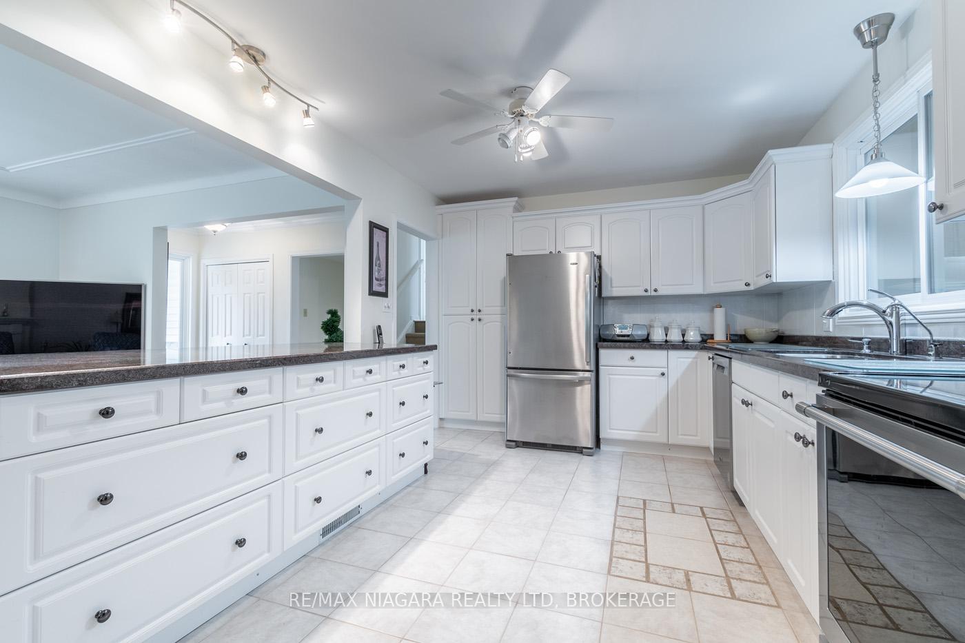 Photo 2 of 48 Lockview Crescent, St. Catharines, Bunting/Linwell — HOMEH