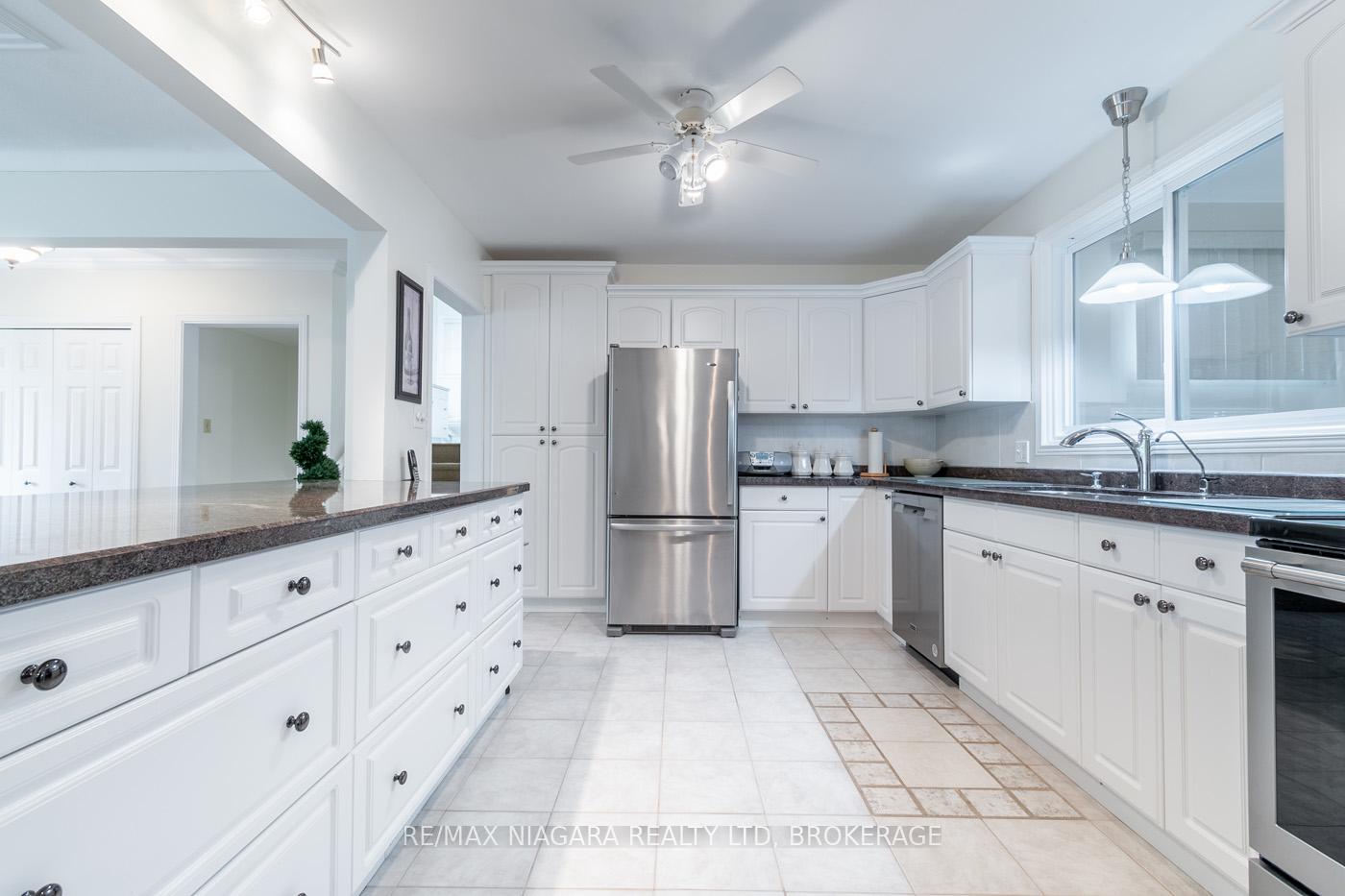 Photo 3 of 48 Lockview Crescent, St. Catharines, Bunting/Linwell — HOMEH