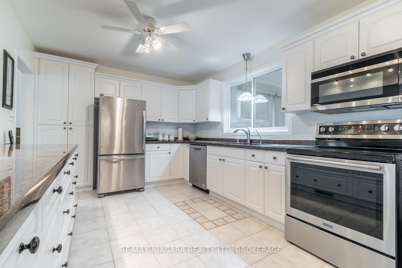 Photo 16 of 48 Lockview Crescent, St. Catharines, Bunting/Linwell — HOMEH
