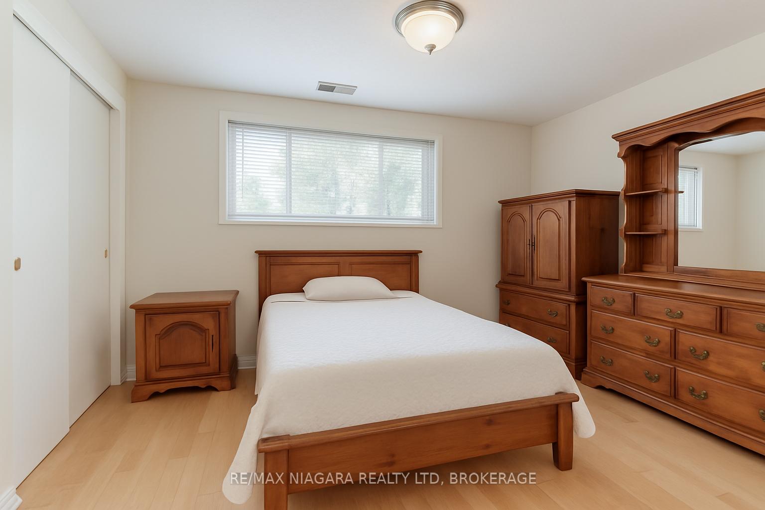 Photo 36 of 48 Lockview Crescent, St. Catharines, Bunting/Linwell — HOMEH