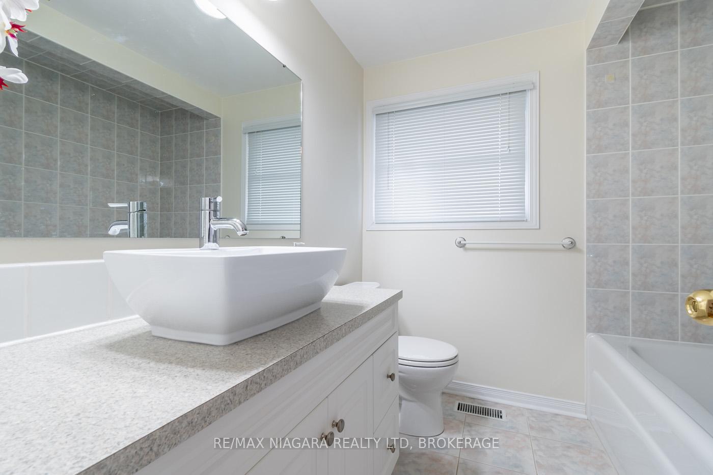 Photo 17 of 48 Lockview Crescent, St. Catharines, Bunting/Linwell — HOMEH