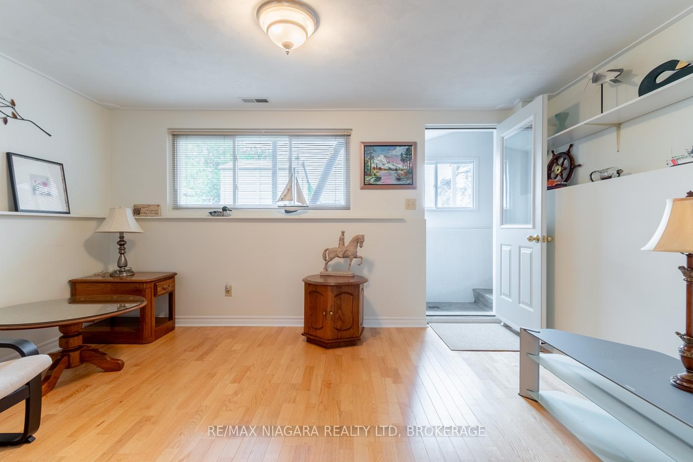 Photo 21 of 48 Lockview Crescent, St. Catharines, Bunting/Linwell — HOMEH