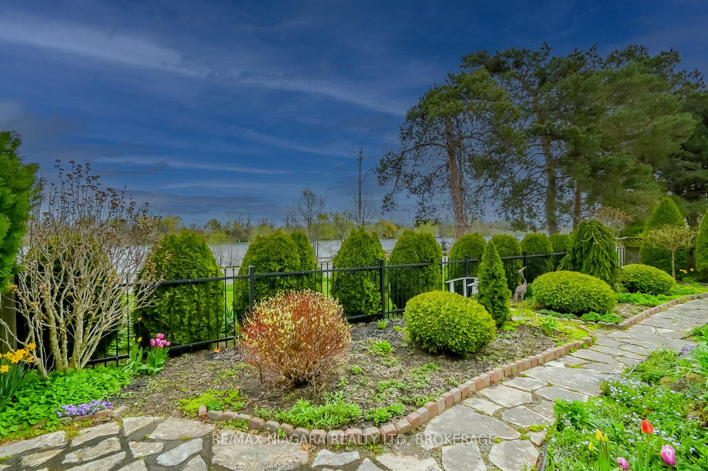 Photo 33 of 48 Lockview Crescent, St. Catharines, Bunting/Linwell — HOMEH