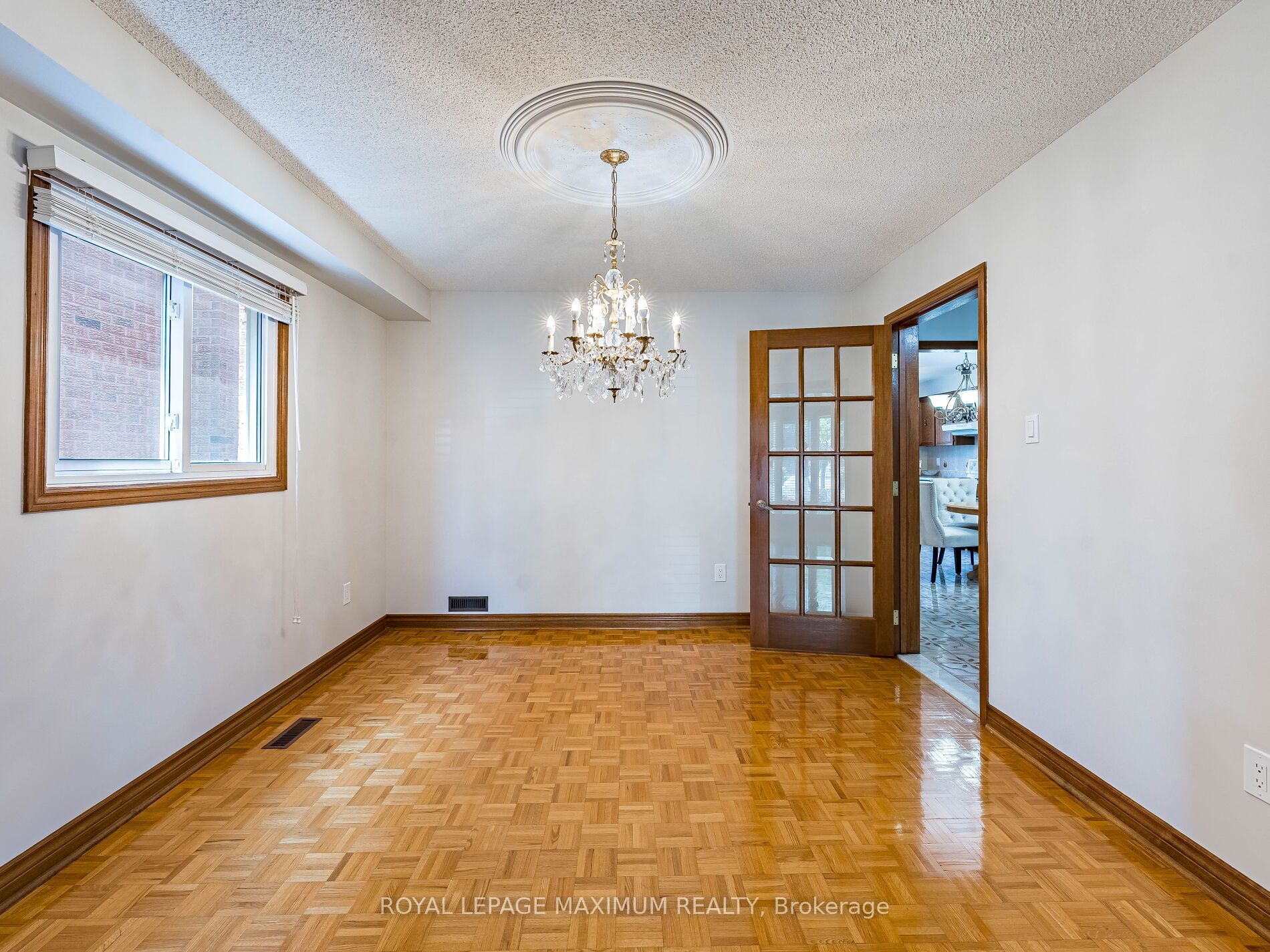 Photo 9 of 131 Kaiser Drive, Vaughan, West Woodbridge — HOMEH
