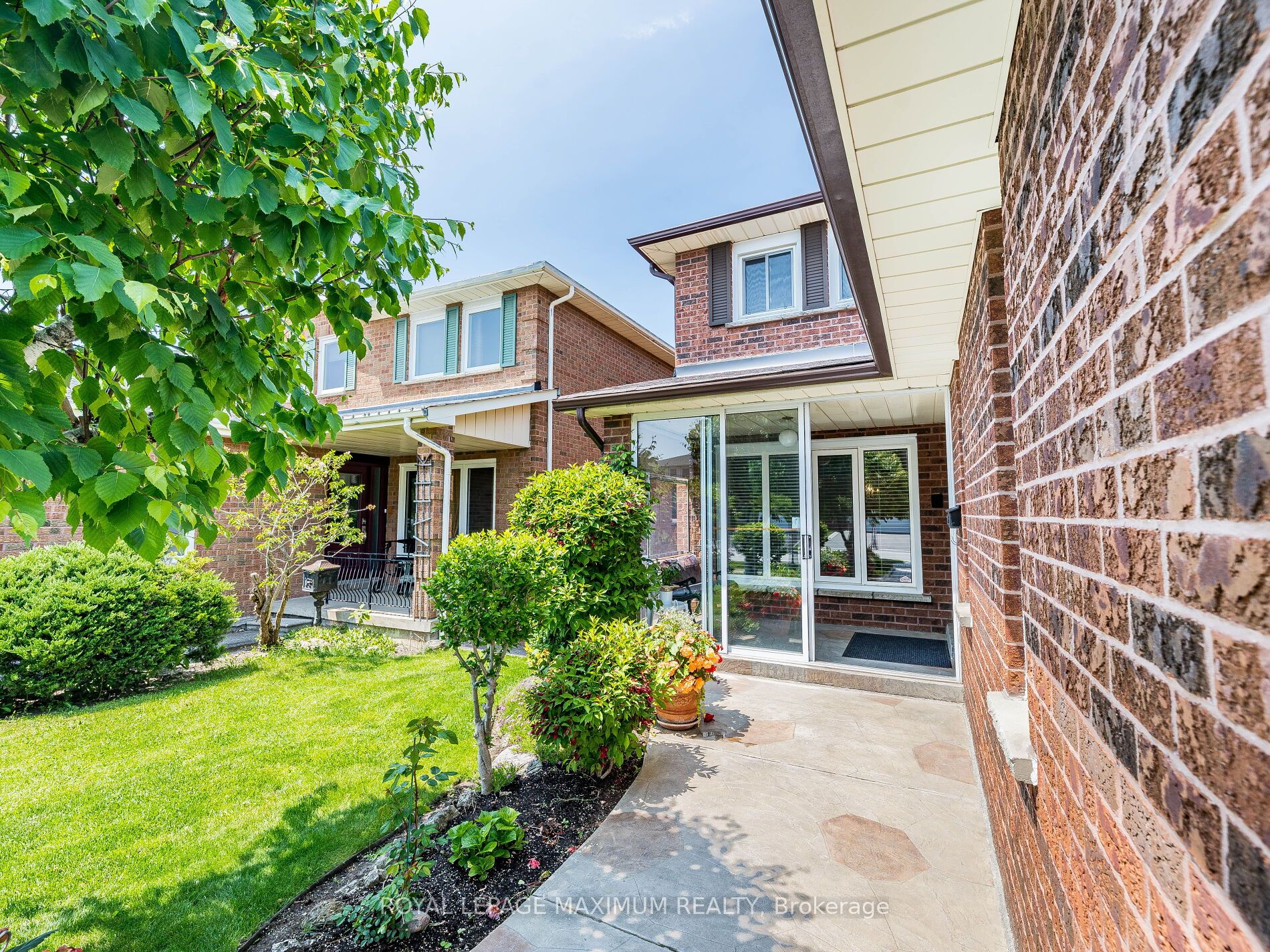 Photo 3 of 131 Kaiser Drive, Vaughan, West Woodbridge — HOMEH
