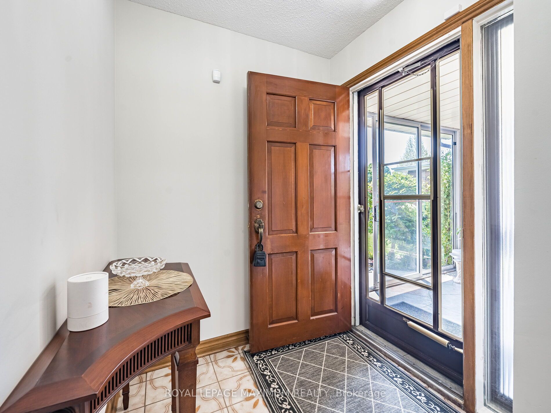 Photo 5 of 131 Kaiser Drive, Vaughan, West Woodbridge — HOMEH