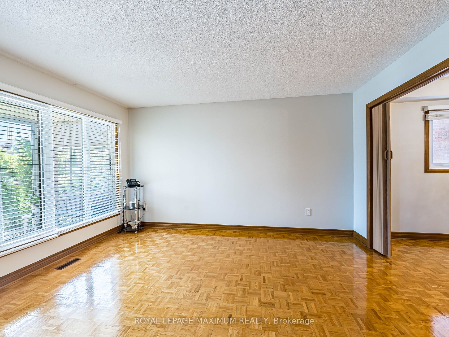 Photo 7 of 131 Kaiser Drive, Vaughan, West Woodbridge — HOMEH