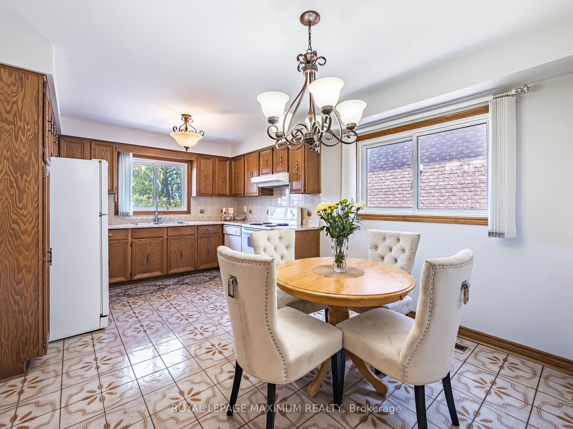 Photo 11 of 131 Kaiser Drive, Vaughan, West Woodbridge — HOMEH