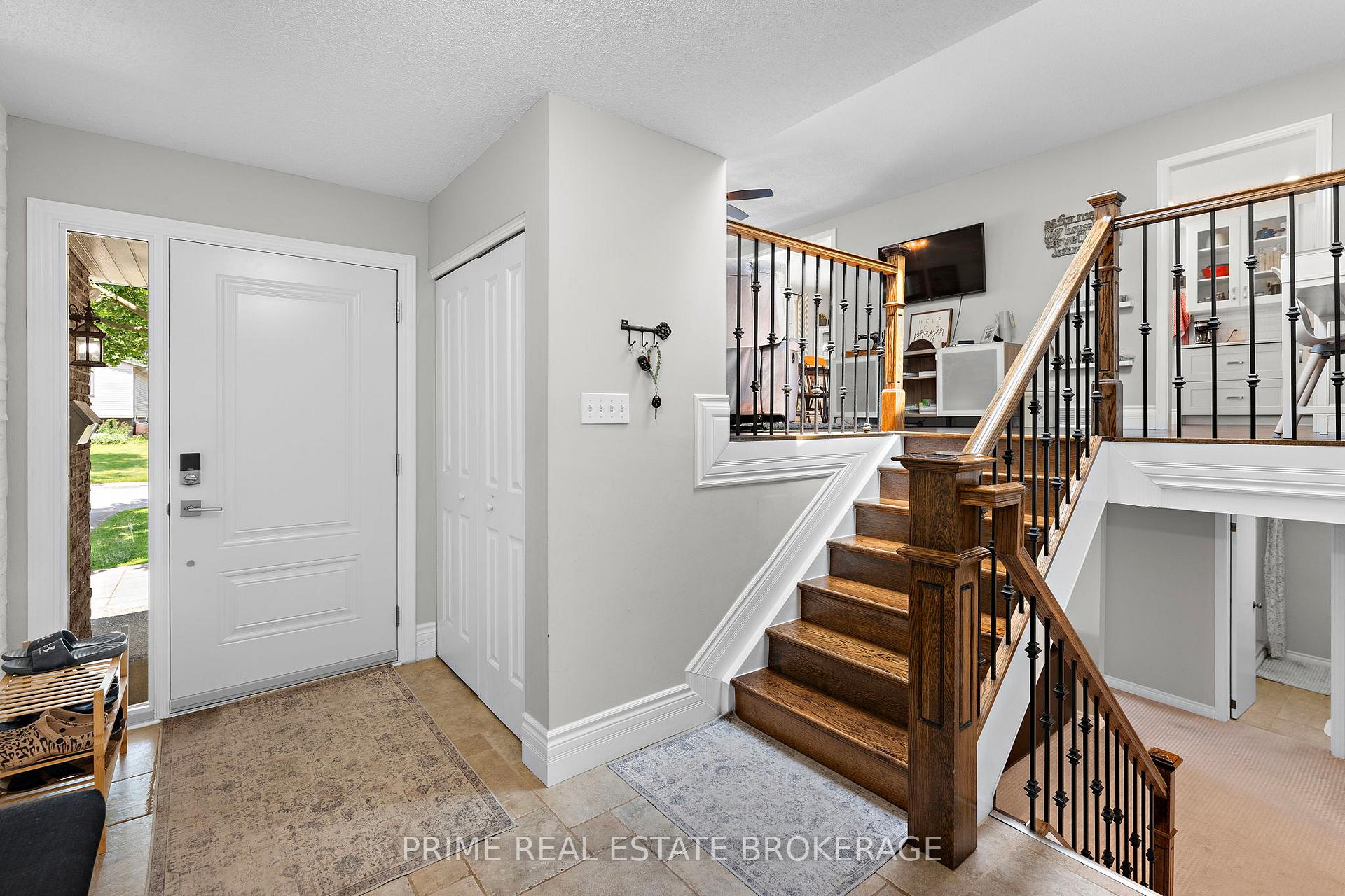 Photo 3 of 41 Farnham Crescent, London, South M — HOMEH
