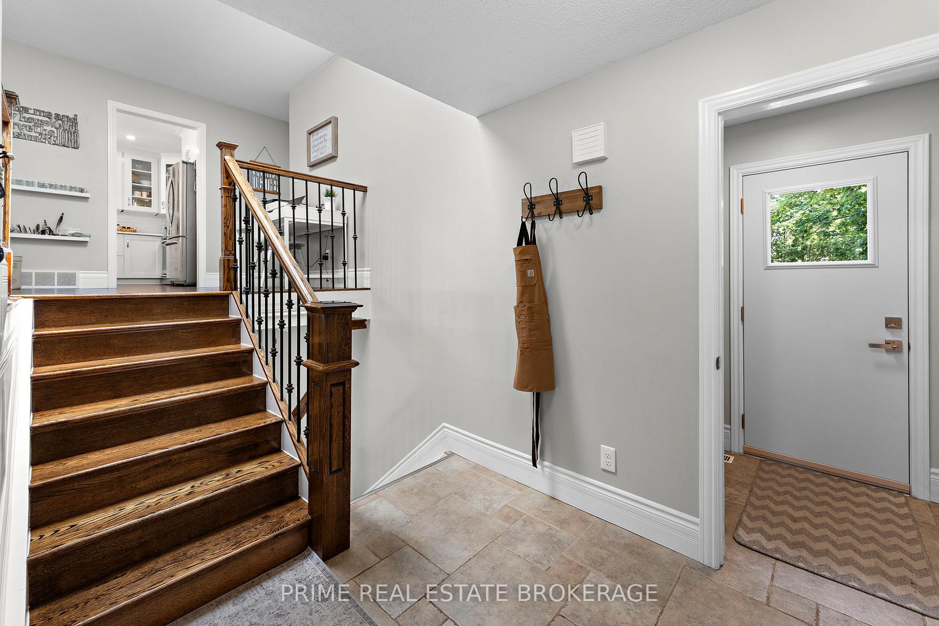 Photo 11 of 41 Farnham Crescent, London, South M — HOMEH