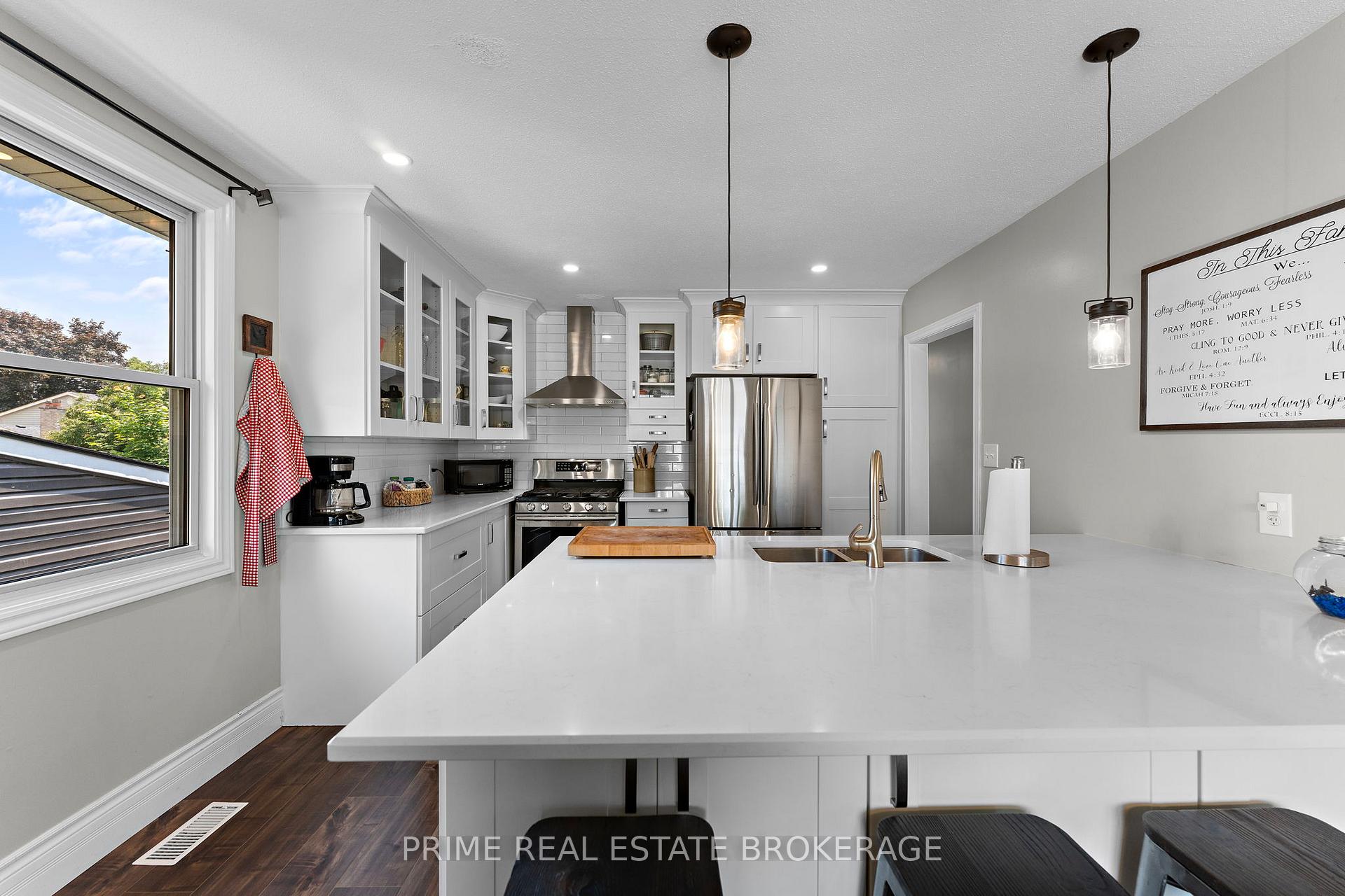 Photo 13 of 41 Farnham Crescent, London, South M — HOMEH