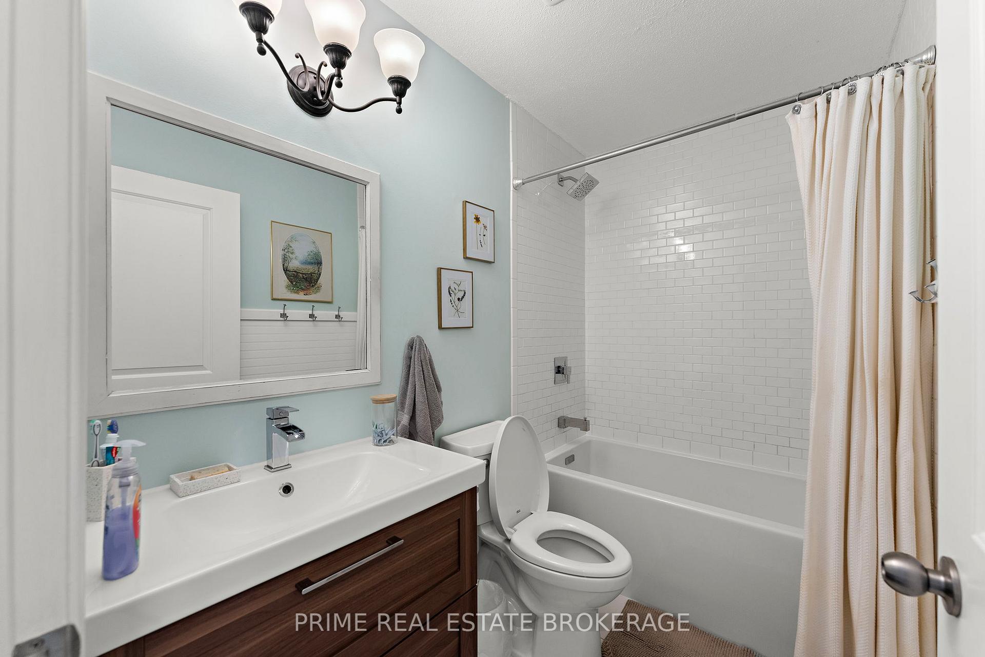 Photo 12 of 41 Farnham Crescent, London, South M — HOMEH
