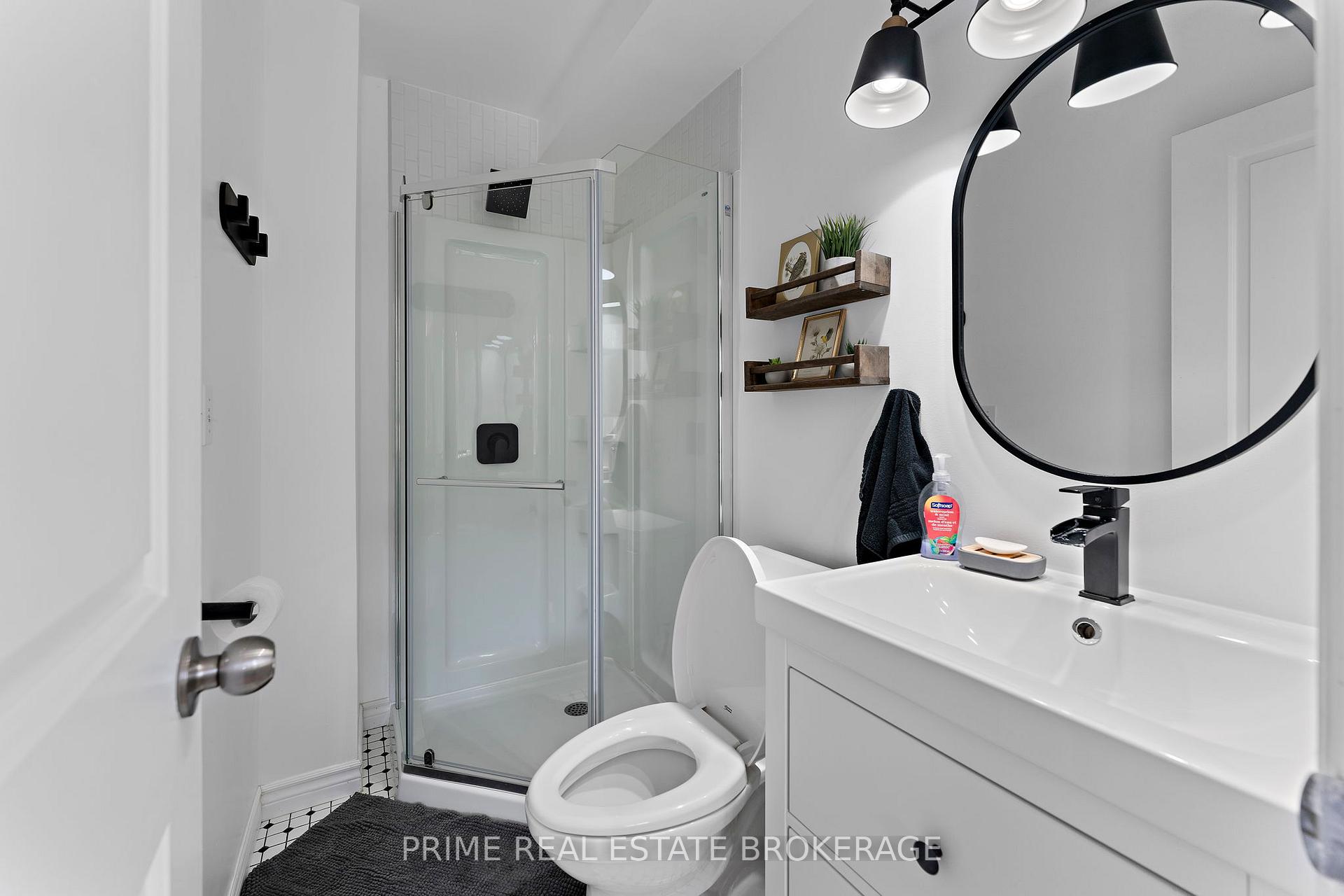 Photo 18 of 41 Farnham Crescent, London, South M — HOMEH