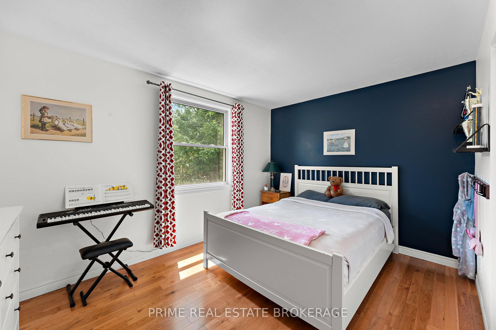 Photo 14 of 41 Farnham Crescent, London, South M — HOMEH