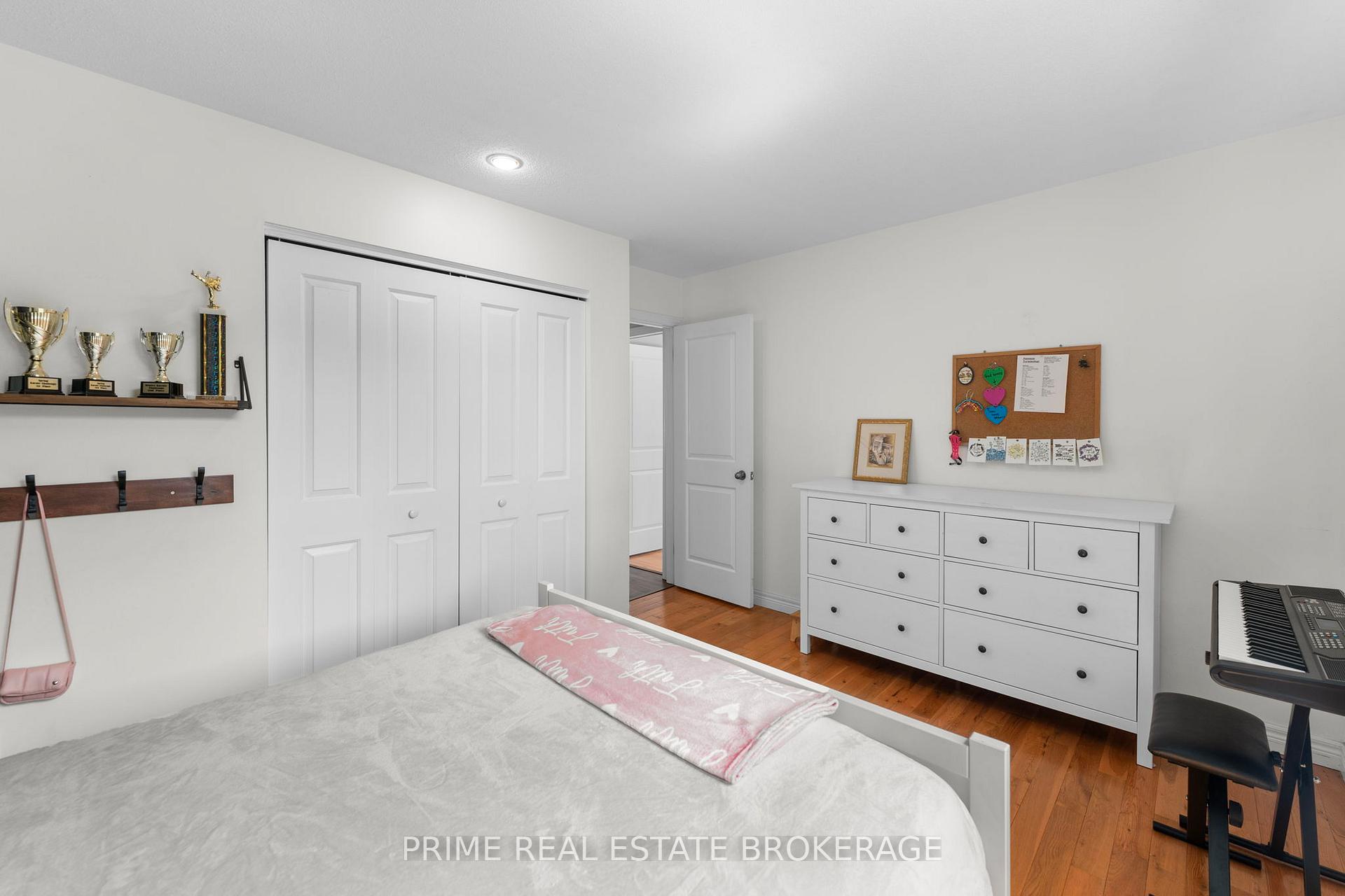 Photo 19 of 41 Farnham Crescent, London, South M — HOMEH