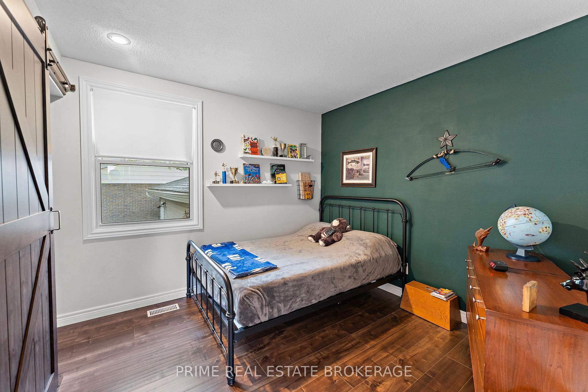 Photo 5 of 41 Farnham Crescent, London, South M — HOMEH
