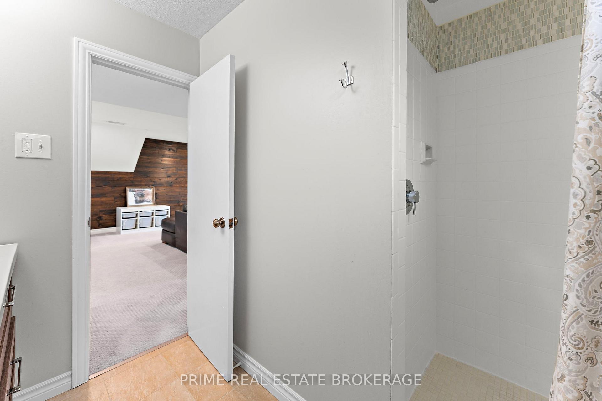 Photo 39 of 41 Farnham Crescent, London, South M — HOMEH