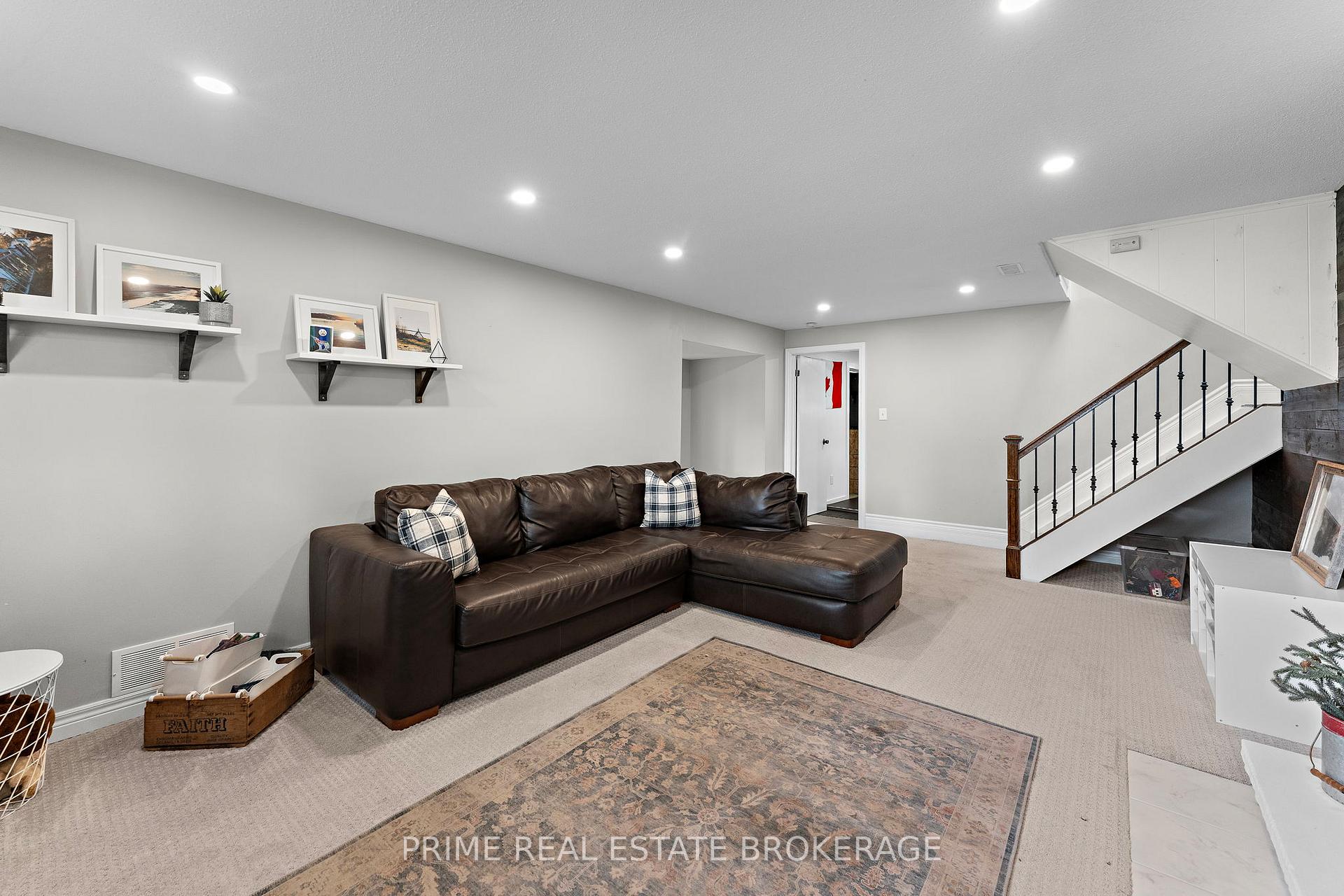 Photo 27 of 41 Farnham Crescent, London, South M — HOMEH