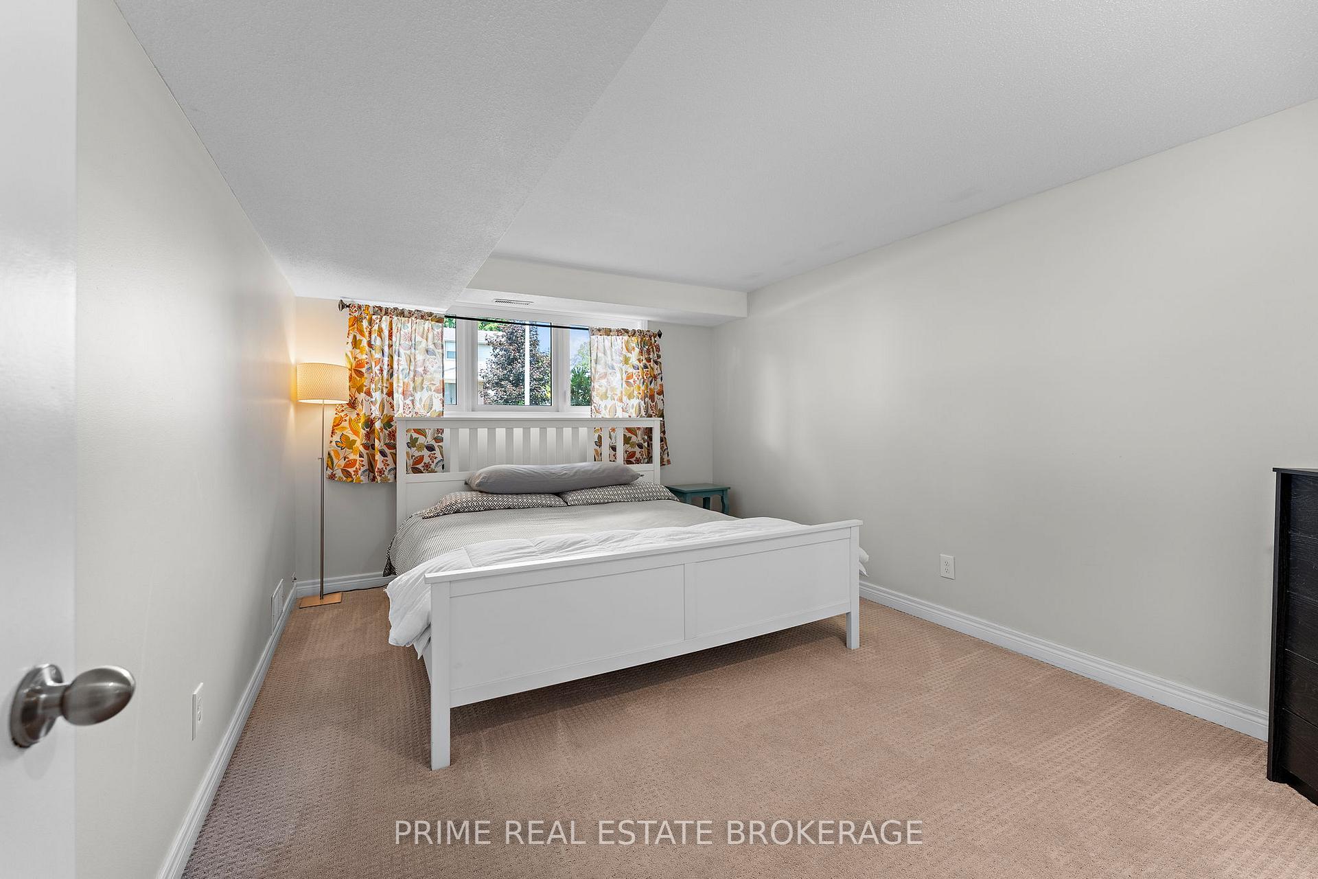 Photo 43 of 41 Farnham Crescent, London, South M — HOMEH