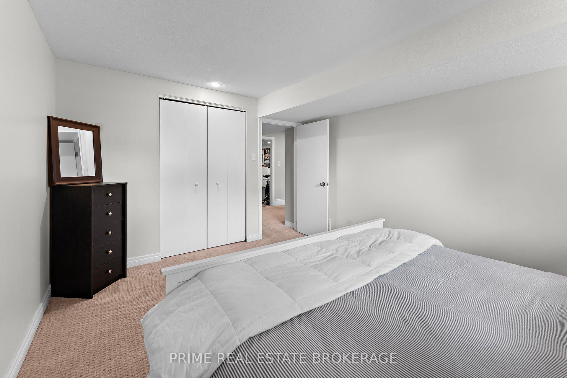 Photo 28 of 41 Farnham Crescent, London, South M — HOMEH