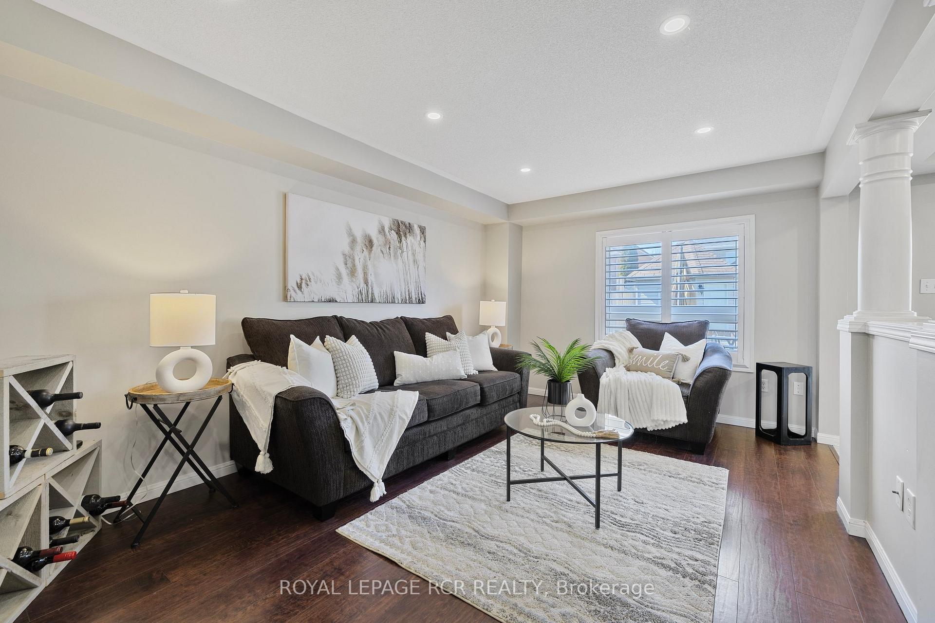 Photo 3 of 34 Childs Court, Clarington, Bowmanville — HOMEH
