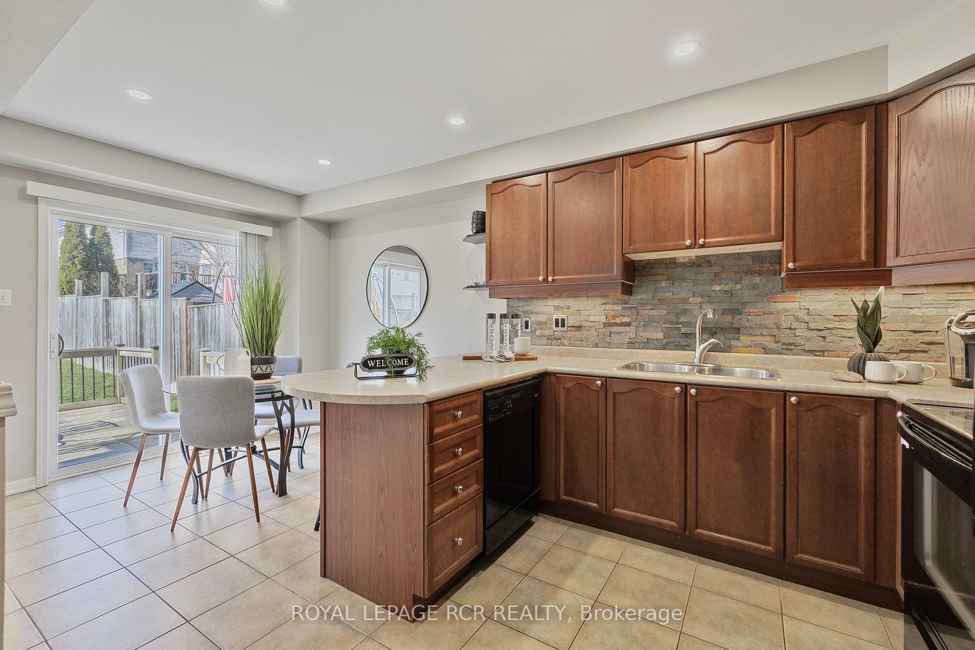 Photo 5 of 34 Childs Court, Clarington, Bowmanville — HOMEH