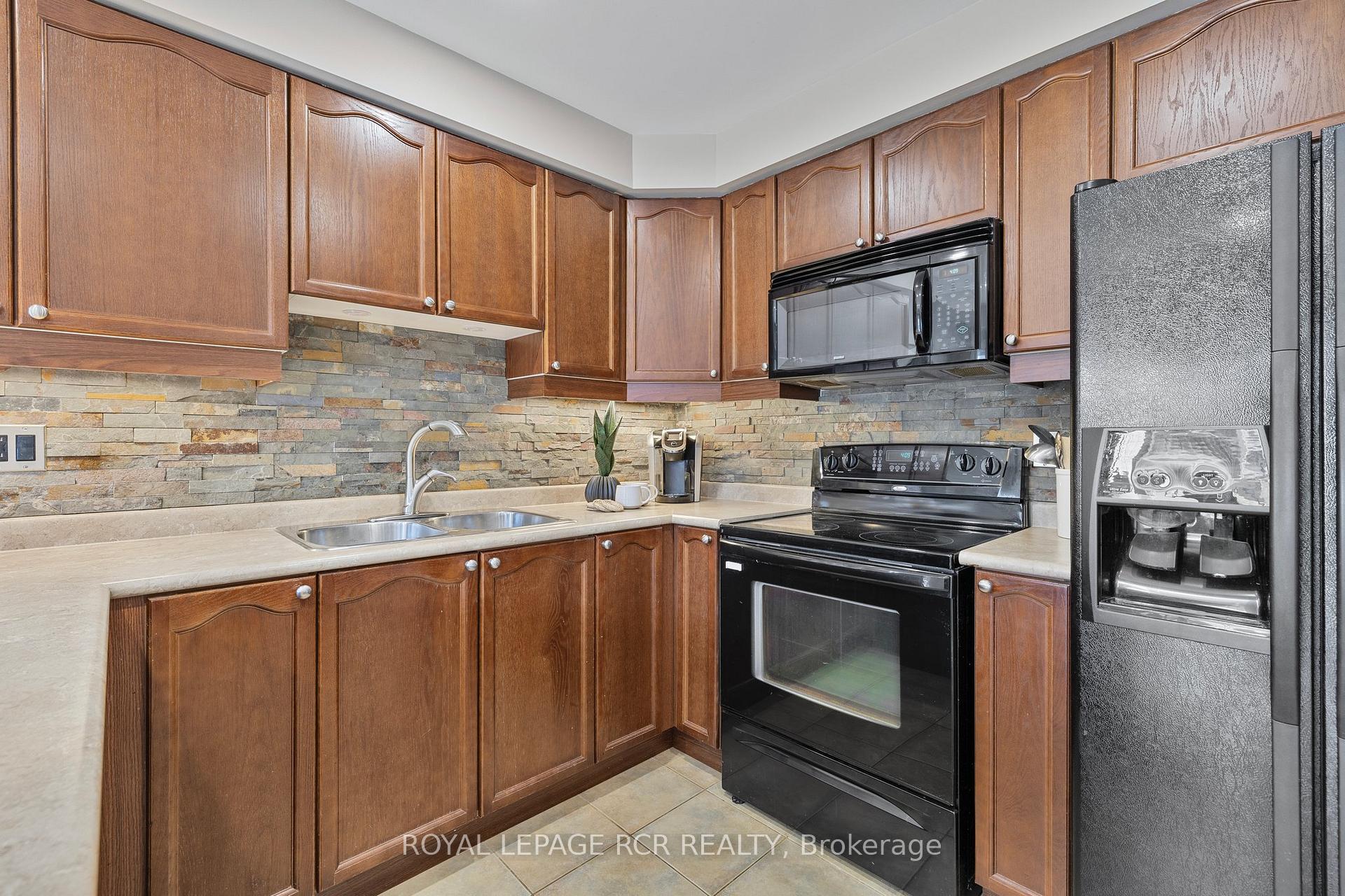 Photo 18 of 34 Childs Court, Clarington, Bowmanville — HOMEH
