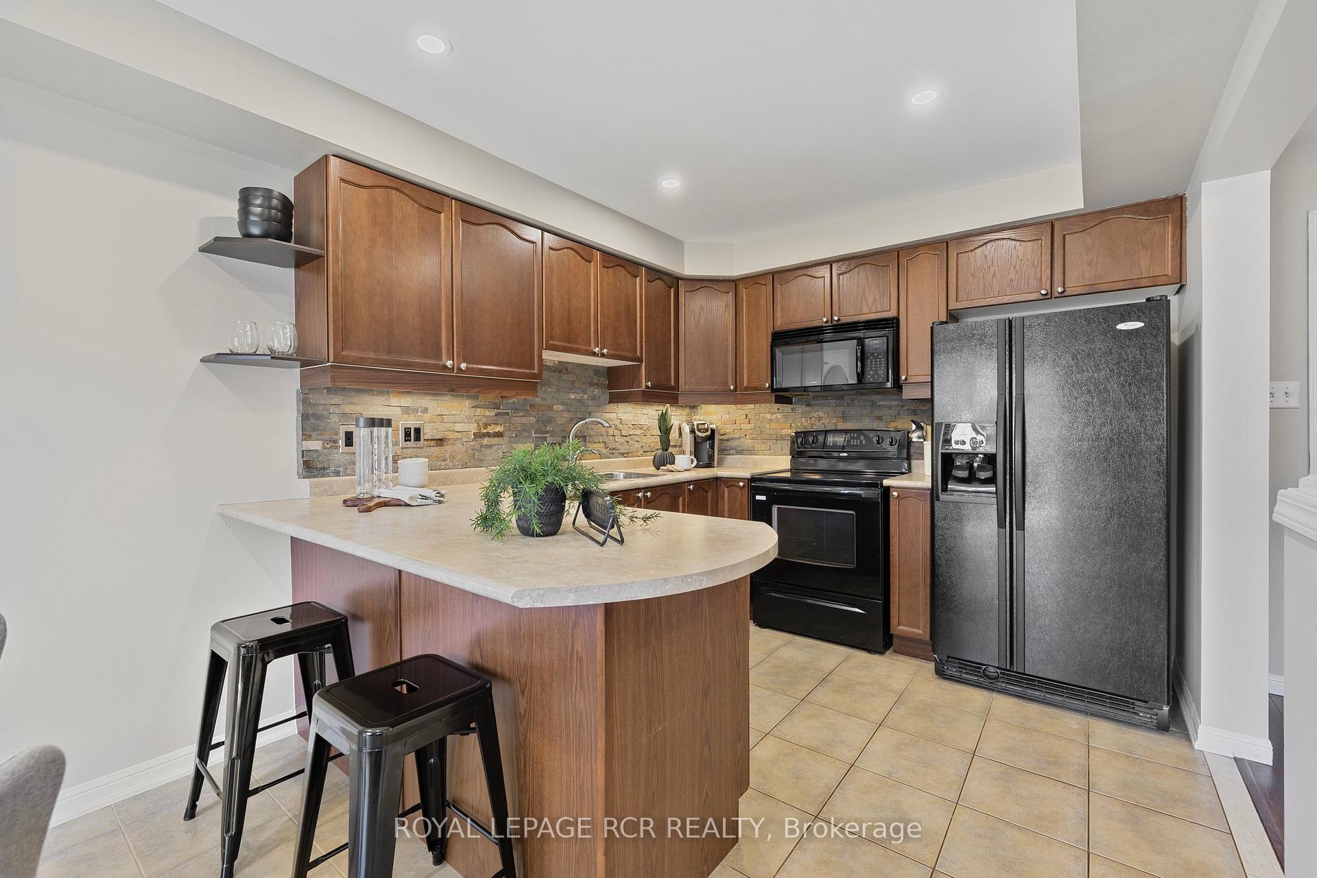 Photo 2 of 34 Childs Court, Clarington, Bowmanville — HOMEH