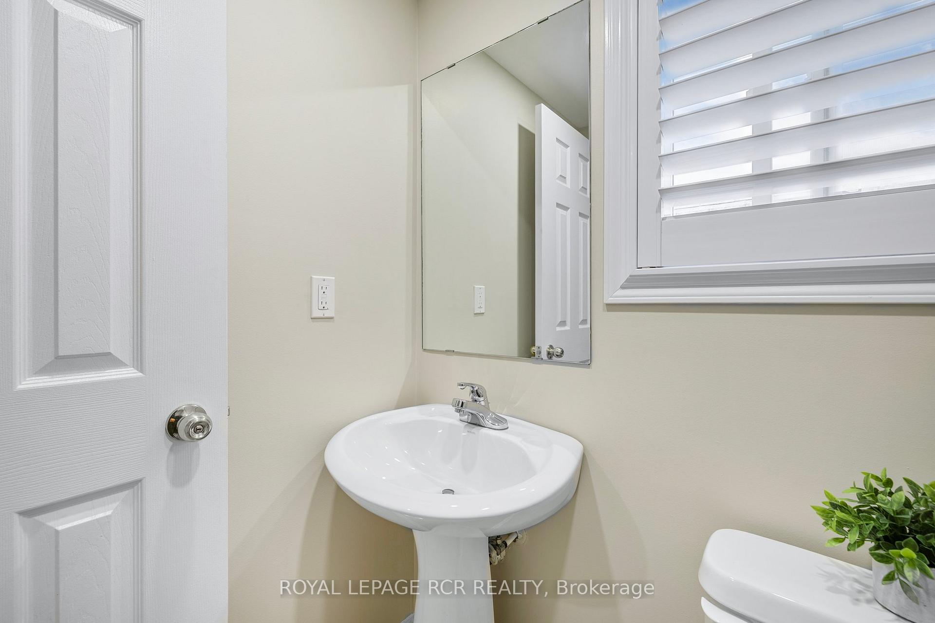 Photo 4 of 34 Childs Court, Clarington, Bowmanville — HOMEH