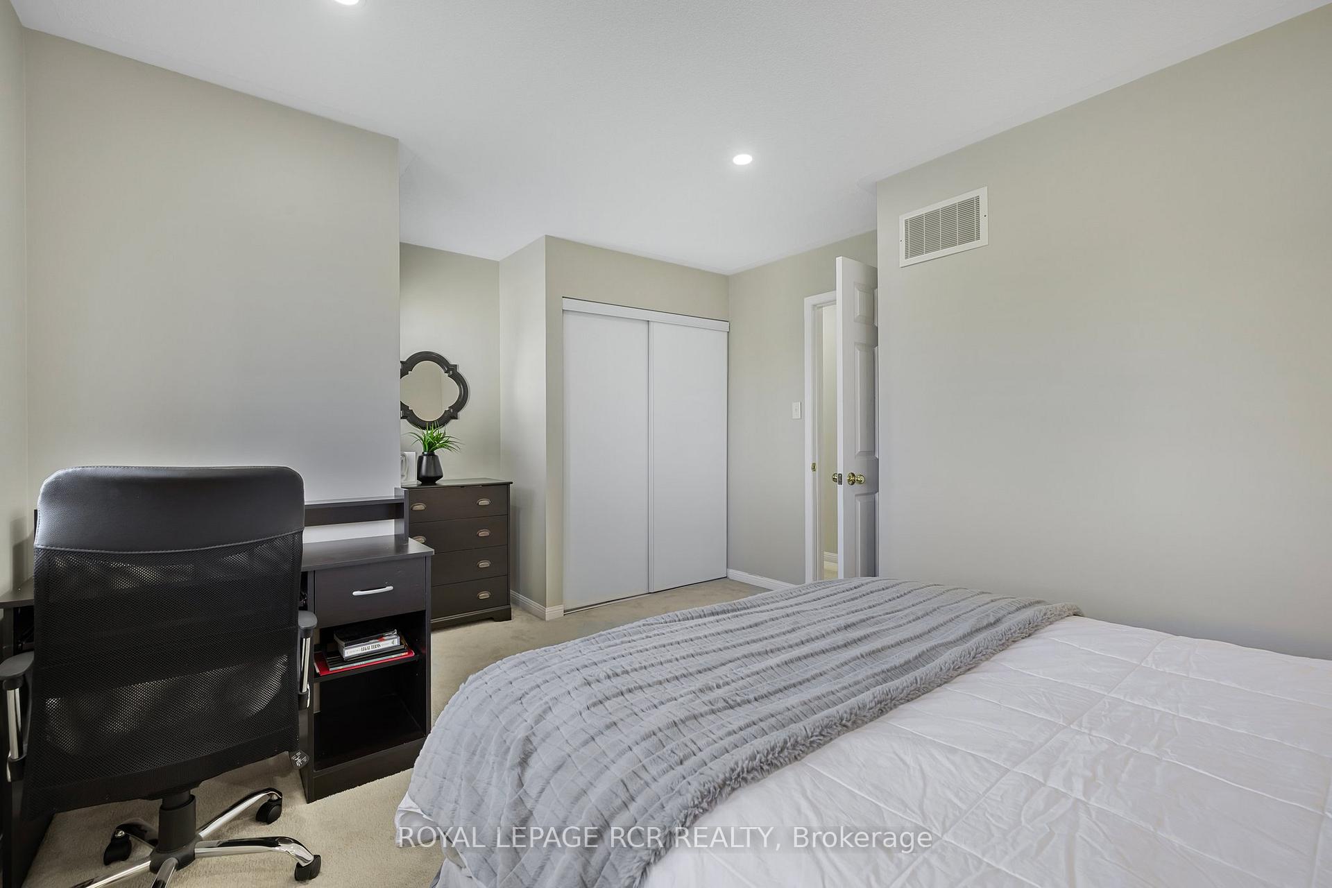 Photo 24 of 34 Childs Court, Clarington, Bowmanville — HOMEH
