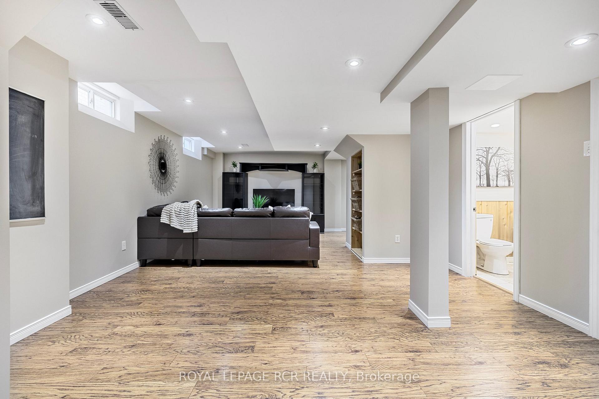 Photo 15 of 34 Childs Court, Clarington, Bowmanville — HOMEH