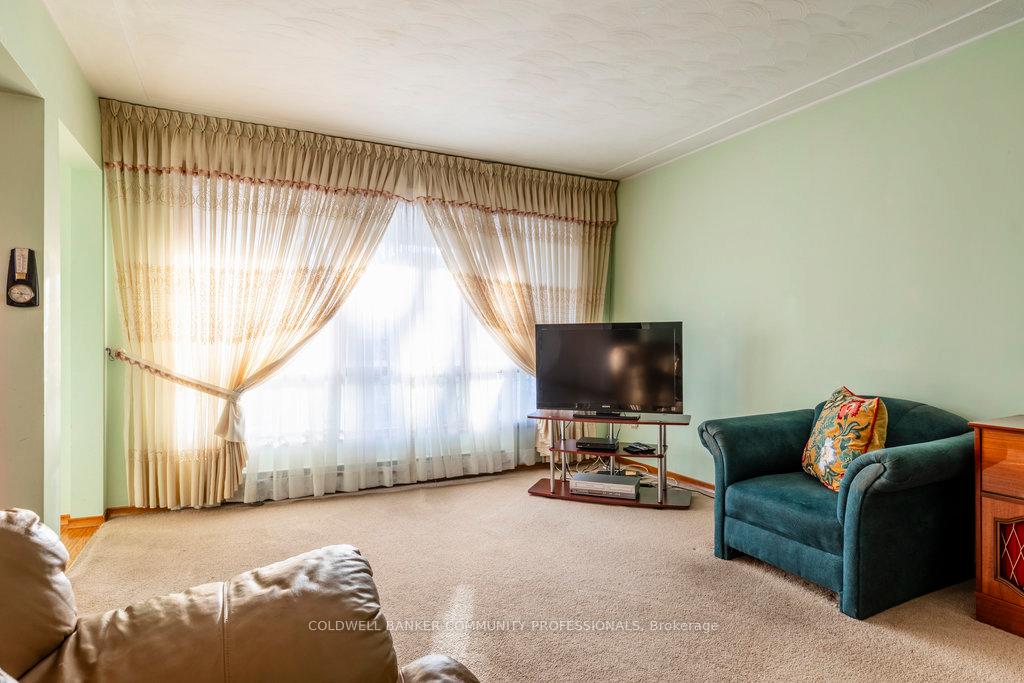 Photo 3 of 16 Elm Avenue, Hamilton, Stoney Creek — HOMEH