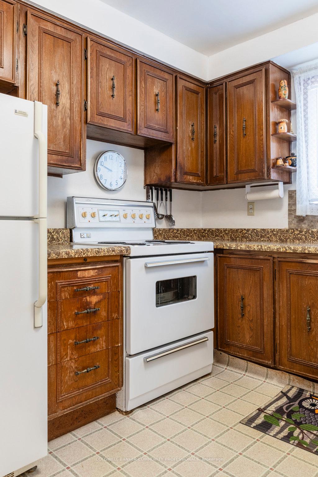 Photo 8 of 16 Elm Avenue, Hamilton, Stoney Creek — HOMEH