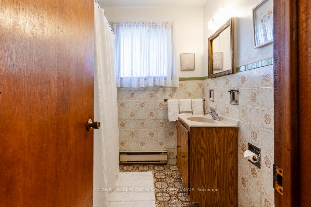 Photo 12 of 16 Elm Avenue, Hamilton, Stoney Creek — HOMEH