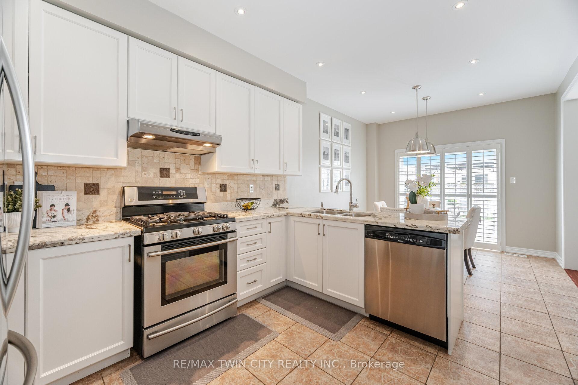 Photo 10 of 45 Retreat Boulevard, Vaughan, Vellore Village — HOMEH