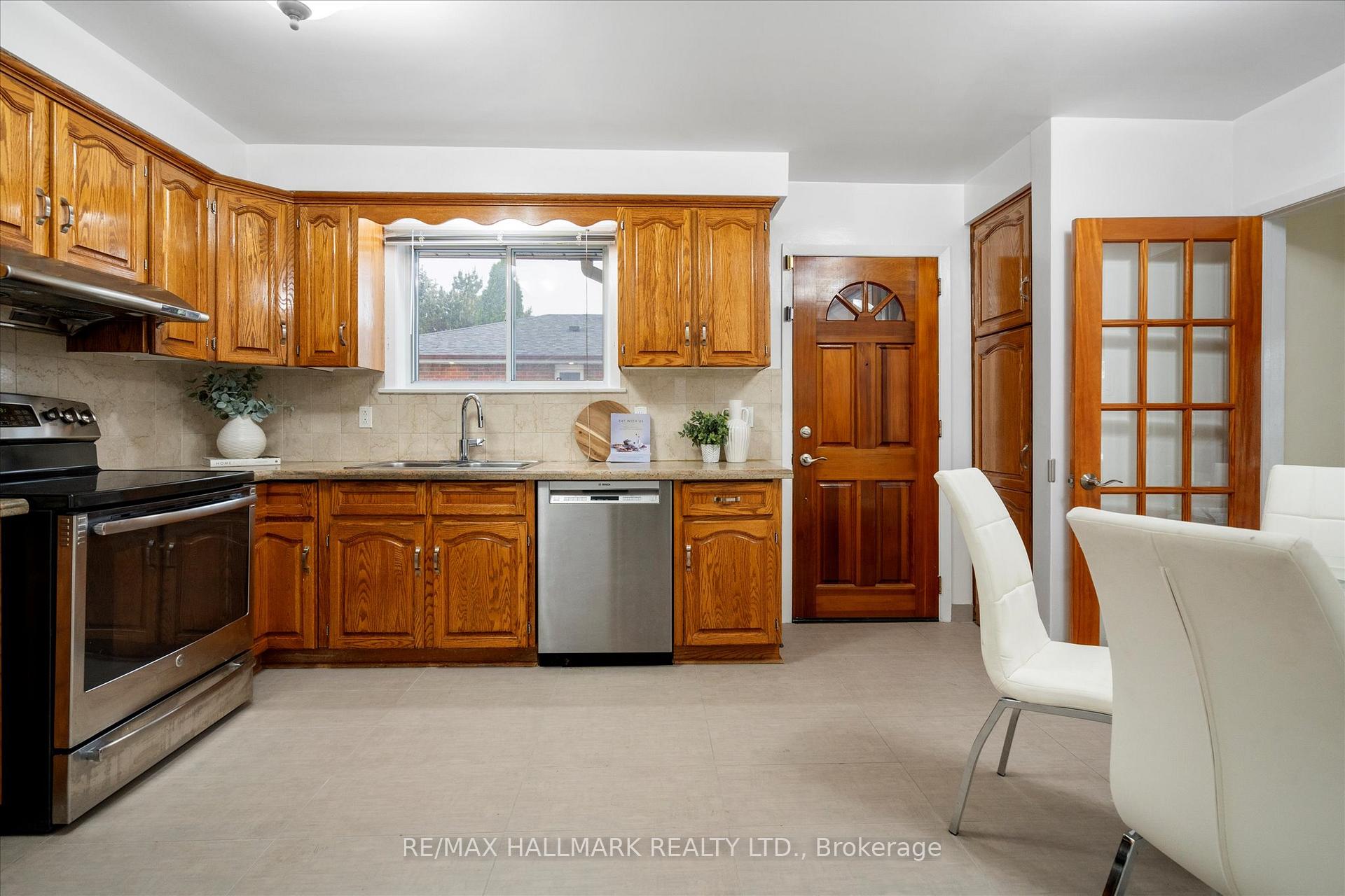 Photo 5 of 29 Chipper Crescent, Scarborough, Eglinton East — HOMEH
